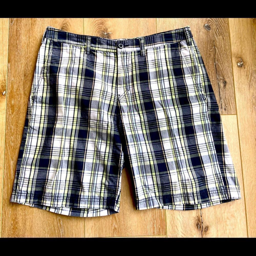 Croft & Barrow Men’s Chino Plaid Navy Blue/ Tan/ Green White Shorts Size 34.
